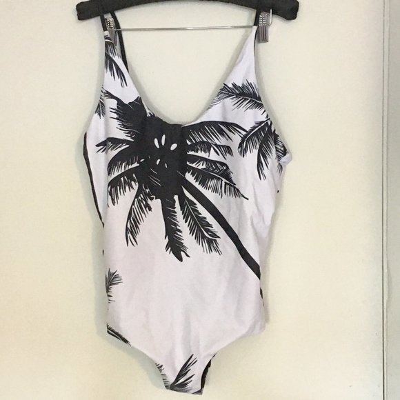 IFFEI One Piece Black/White Graphic Swimsuit  🌴🥥 NEW WITH TAGS! - Picture 3 of 13
